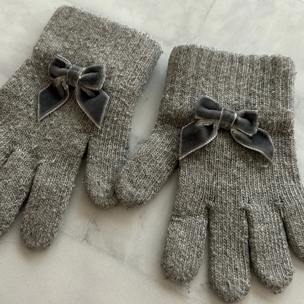 Condor Gray Gloves with Velvet Bows